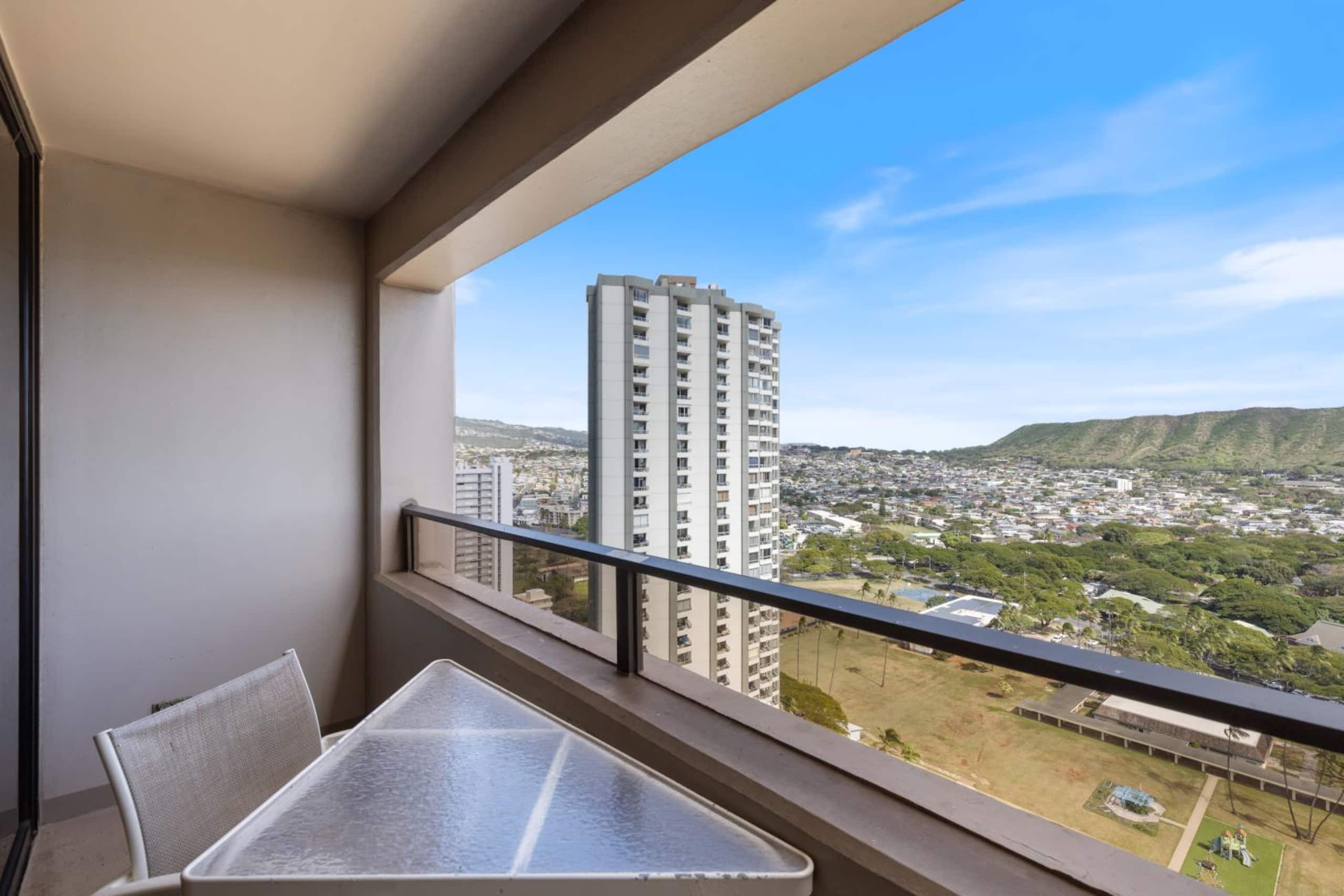 Condo in Honolulu · ★4.86 · 2 bedrooms · 3 beds · 1 bath - Image 16