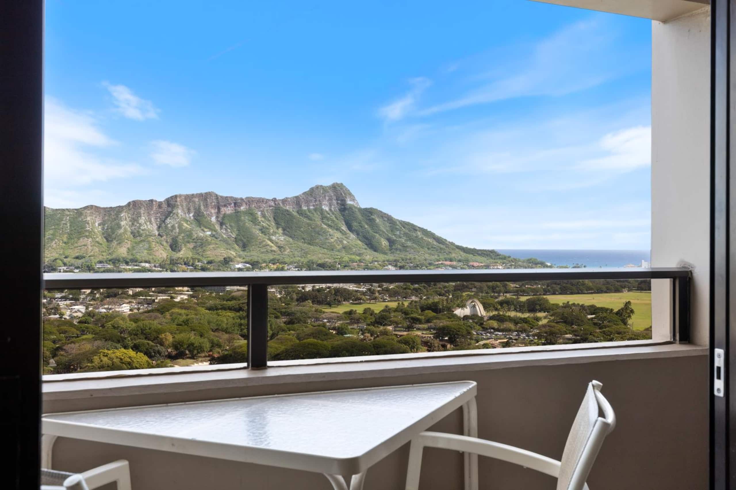 Condo in Honolulu · ★4.86 · 2 bedrooms · 3 beds · 1 bath - Image 4