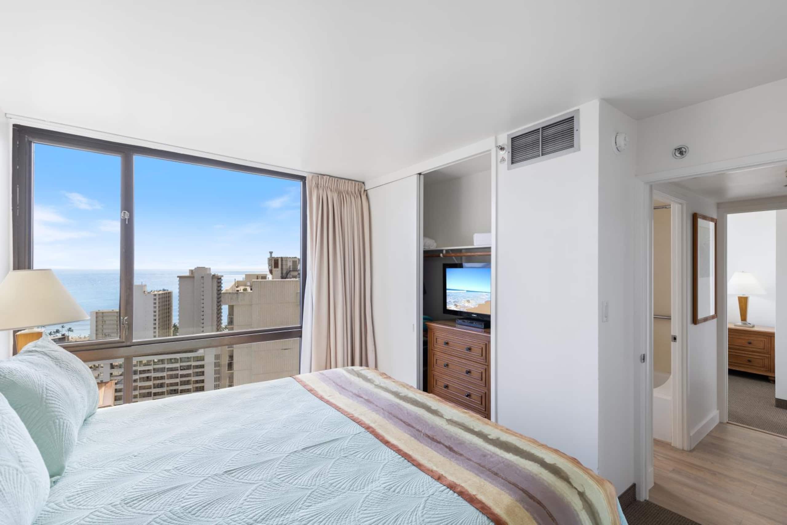Condo in Honolulu · ★4.86 · 2 bedrooms · 3 beds · 1 bath - Image 11