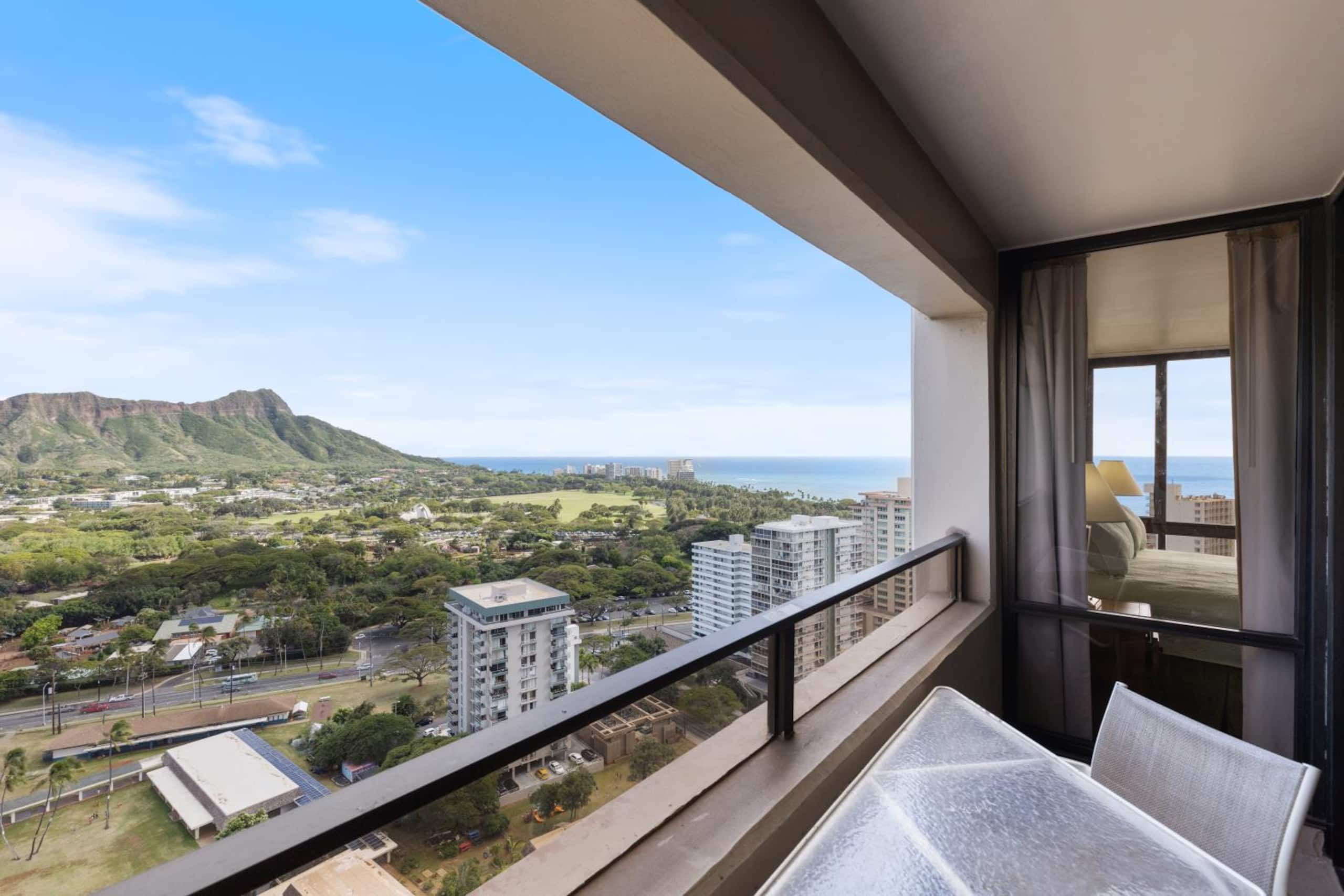 Condo in Honolulu · ★4.86 · 2 bedrooms · 3 beds · 1 bath - Image 17