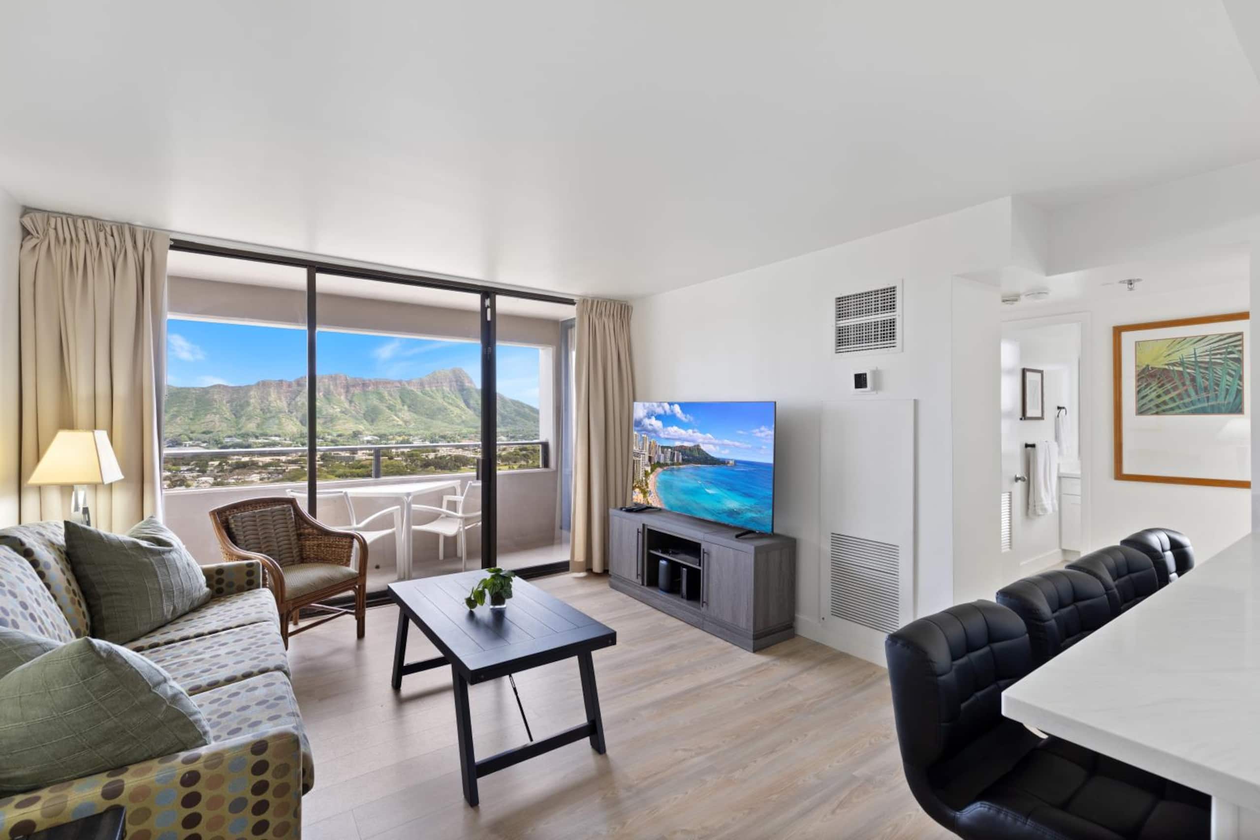 Condo in Honolulu · ★4.86 · 2 bedrooms · 3 beds · 1 bath - Image 5