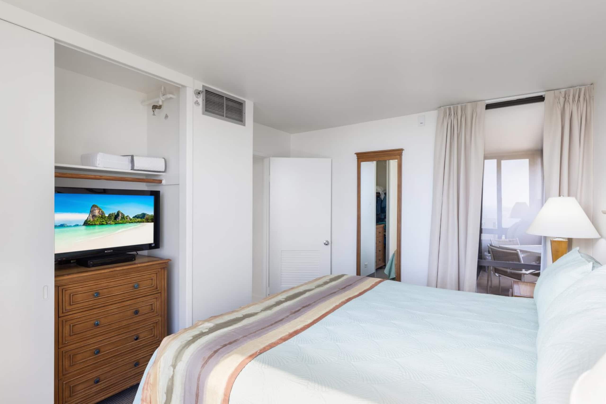 Condo in Honolulu · ★4.86 · 2 bedrooms · 3 beds · 1 bath - Image 13