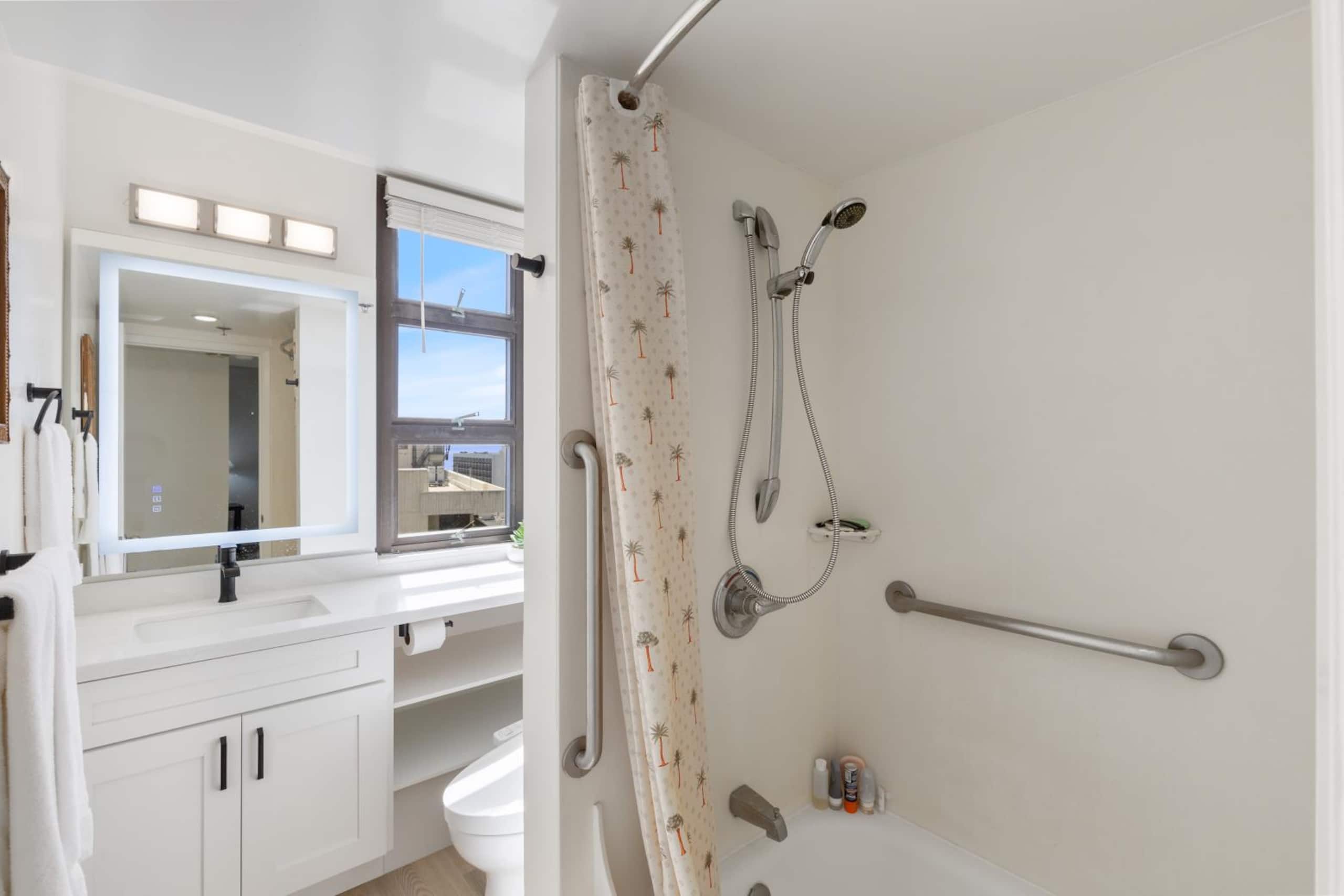 Condo in Honolulu · ★4.86 · 2 bedrooms · 3 beds · 1 bath - Image 14