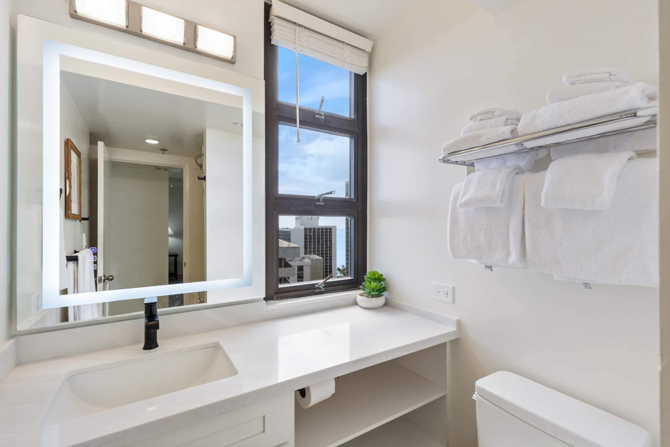 Condo in Honolulu · ★4.86 · 2 bedrooms · 3 beds · 1 bath - Image 15