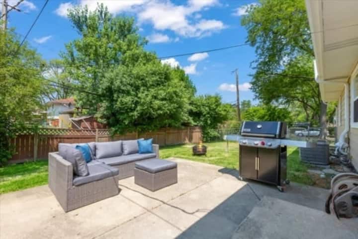 Huge 4br W/ Yard | Sleeps 8 - Des Plaines, IL
