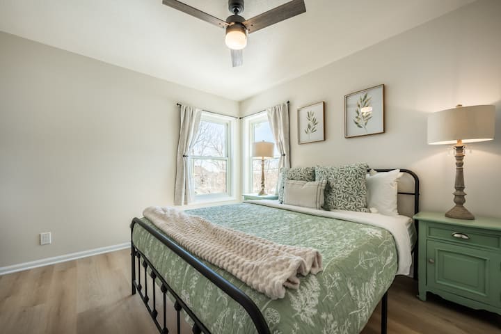 Dormitorio Sage Queen
Acogedor y elegante, con un espacio de trabajo dedicado y relajantes vistas a las colinas.
