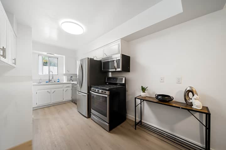 Spacious 4br/2ba Retreat In Heart Of Santa Monica - Venice Beach, CA