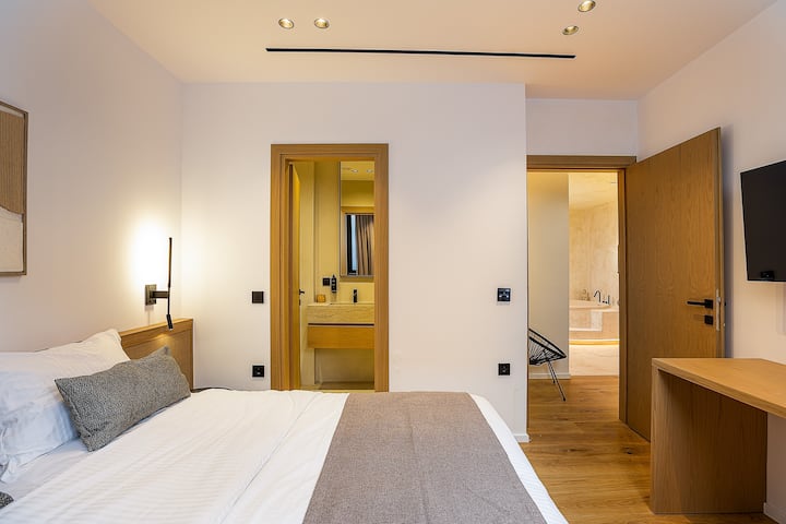 ห้องนอนนี้ยังมีห้องน้ำในตัวพร้อมที่อาบน้ำแบบยืน ตู้เสื้อผ้าแบบเปิดพร้อมตู้นิรภัย ทีวีขนาด 43” และหน้าต่าง