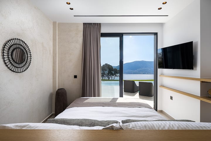 ห้องนอนนี้มีเตียงควีนไซส์และห้องน้ำในตัว 