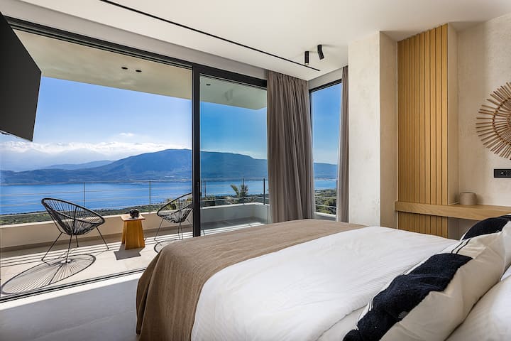 ห้องนอนนี้ยังมีพื้นที่โต๊ะทำงาน ตู้เสื้อผ้าที่มีตู้นิรภัย ทีวีขนาด 43” และระเบียงที่ใช้ร่วมกันกับห้องนอนที่ 4 