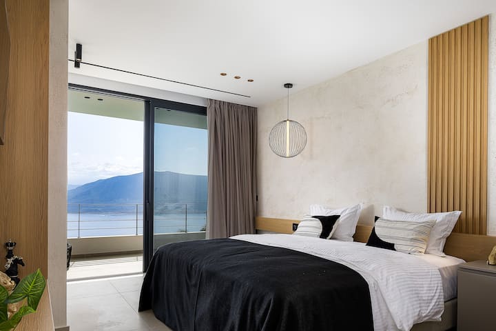 ห้องนอนใหญ่ยังมีตู้เสื้อผ้ากว้างขวาง ตู้เย็นขนาดเล็ก และทีวีขนาด 43” 