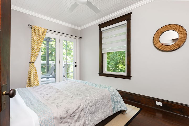 Chambre 1 avec un lit queen et placard et commode intégrés.