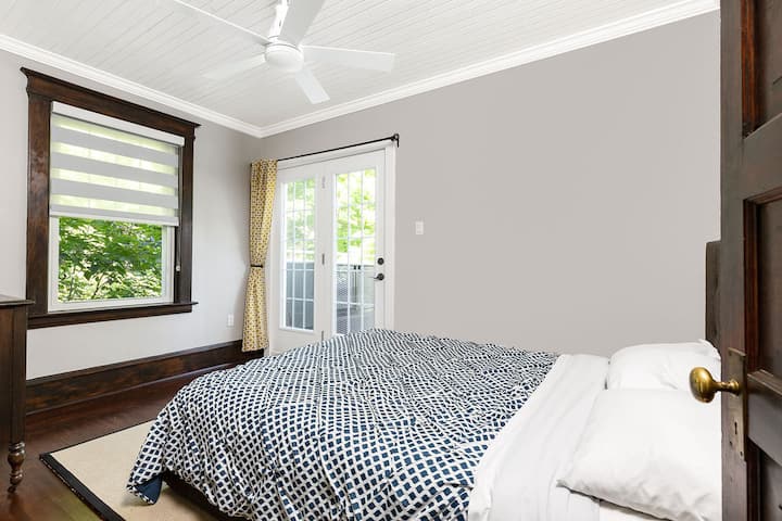 Chambre 2 avec un lit queen et placard et commode intégrés.