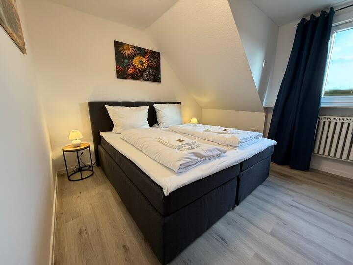 Rêvez dans le confort : une chambre confortable avec une literie de haute qualité pour une nuit reposante.