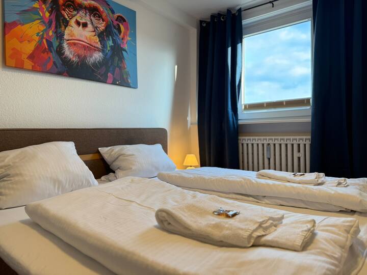 En plus d'un lit king-size luxueux et d'un petit coin salon, vous trouverez ici des peintures murales colorées, des draps et des serviettes frais pour un confort maximal.