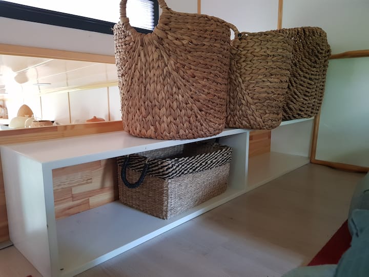 Police v podkrovnej spálni.