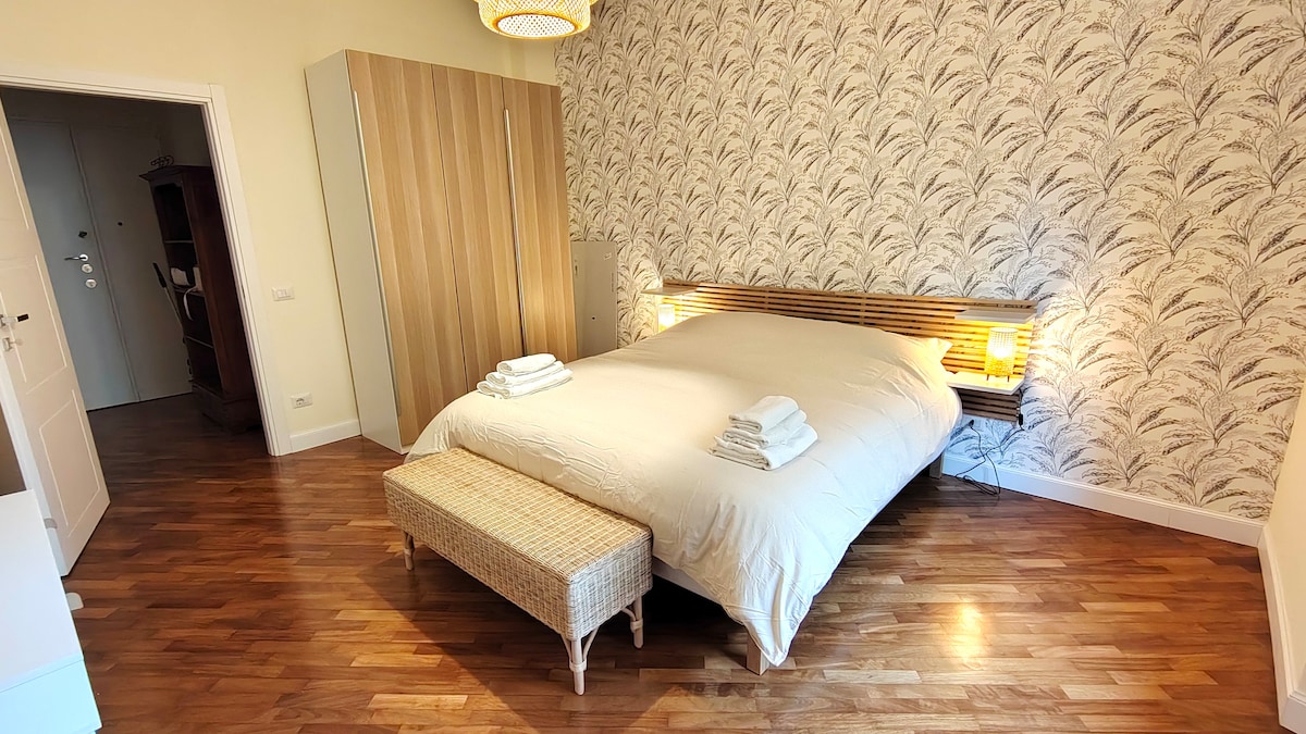 Il letto King Size maxi da 180x200 può essere suddiviso in due letti singoli da 90x200 con materassi in memory foam alti 20cm e cuscini di diversa altezza per ogni esigenza. Vieni a provare la loro comodità.