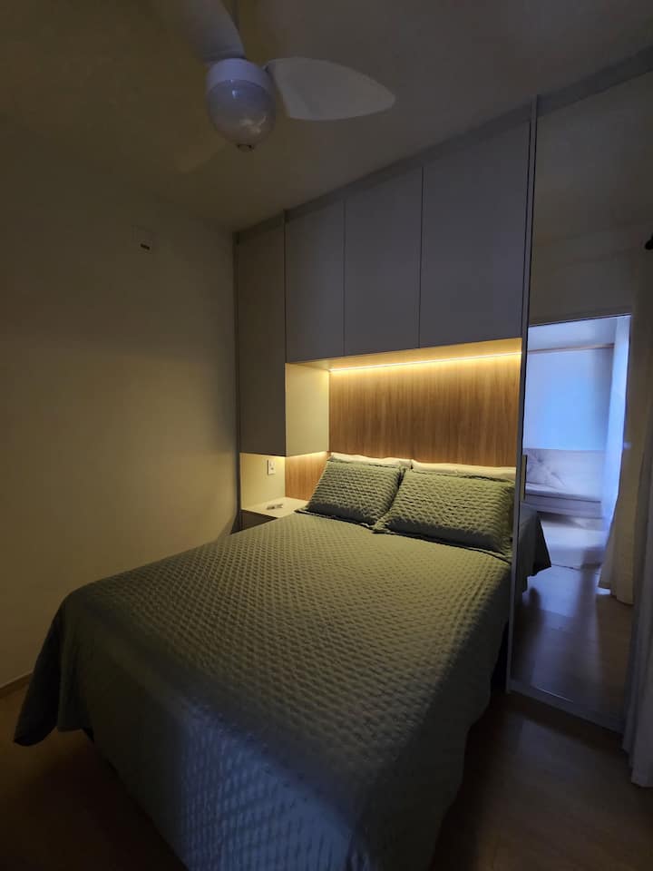 ಡಬಲ್ ಬೆಡ್, ಎಲ್ಇಡಿ ಲೈಟ್ ಮತ್ತು ಹ್ಯಾಂಗರ್‌ಗಳನ್ನು ಹೊಂದಿರುವ ಕ್ಯಾಬಿನೆಟ್‌ಗಳನ್ನು ಹೊಂದಿರುವ ರೂಮ್. 