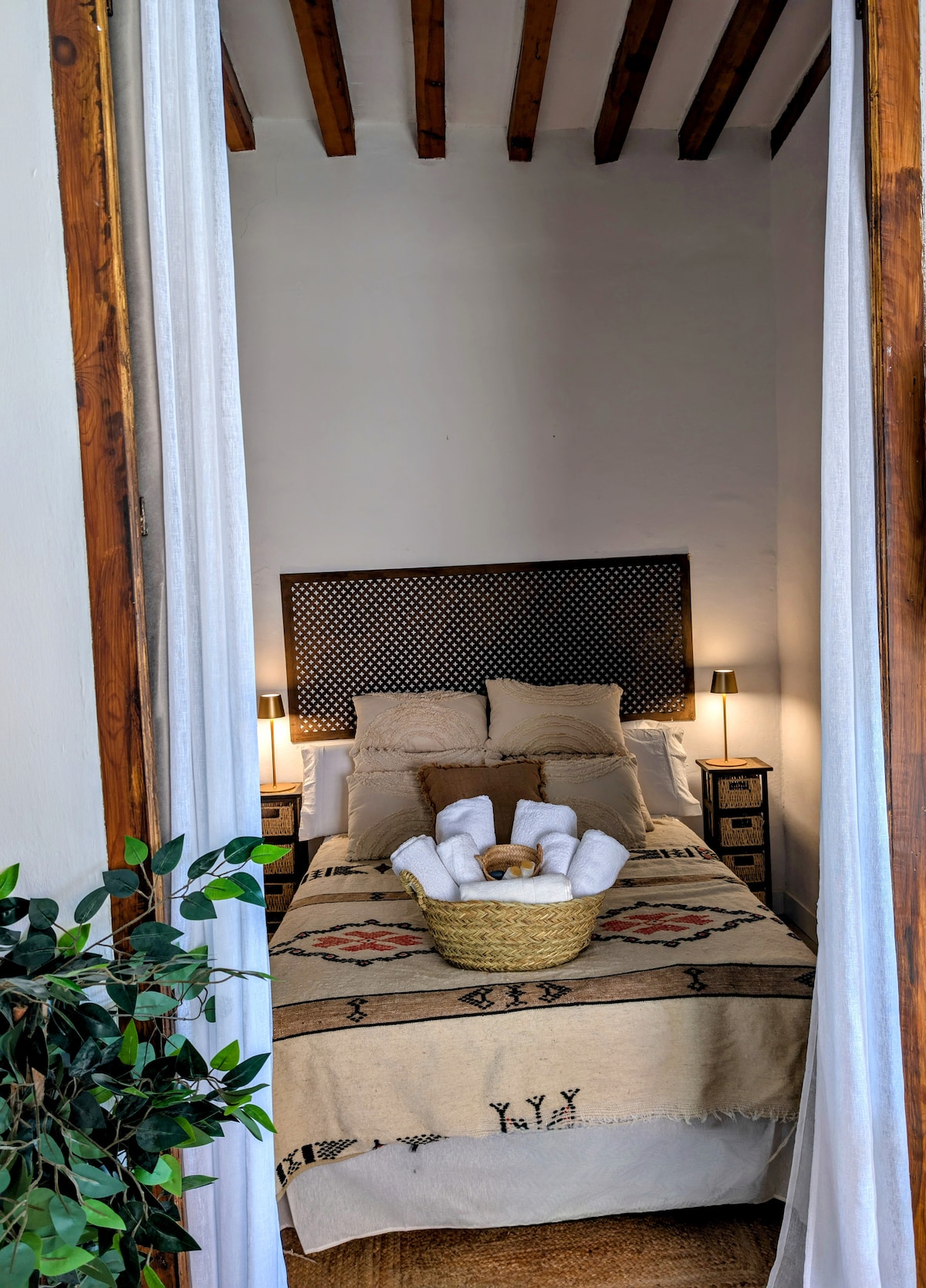 חדר נעים, אין לו דלתות, במקום זאת, וילונות עדינים מפרידים בעדינות את החלל מהסלון. מקום מפלט נעים, אינטימי ואופייני, אידיאלי למי שמעריך יופי בפשטות ואמנות החיים בנינוחות

