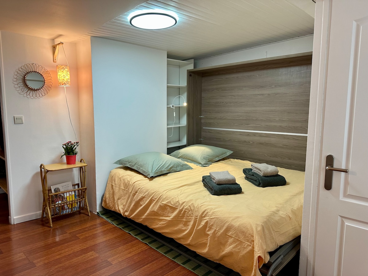 Lit 160x200 cm avec couette et oreillers. Les draps sont inclus dans le prix de la location ainsi que le linge de toilette.