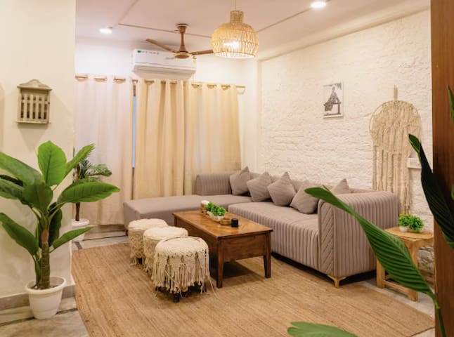 Stylish 3 BHK Close to Hauz Khas fort