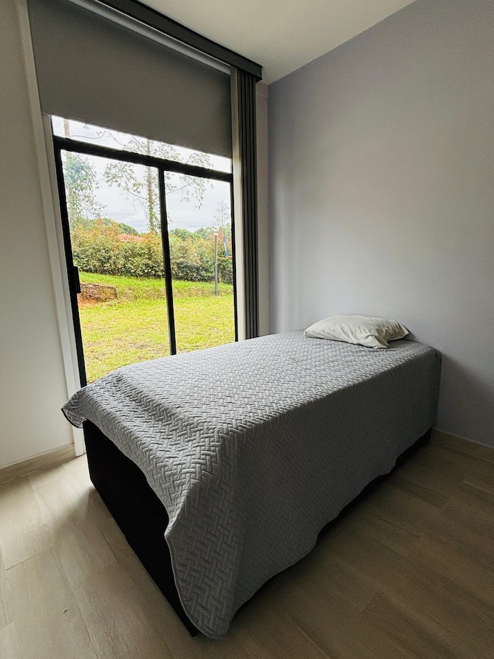 Кревет за едно лице со ниша кревет кој ќе ви овозможи втор гостин