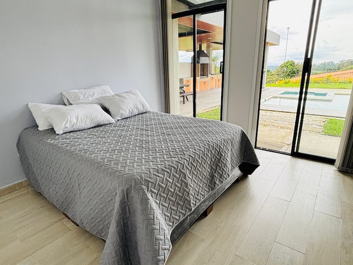 Пространа главна соба која ќе овозможи мирен одмор, со голем плакар и туш со топла вода. Вентилација и природно осветлување.
Станете опкружени со поглед кој ќе ве покани до базенот пред собата.