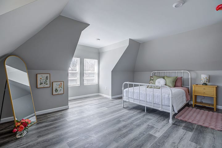 3rd floor bedroom ~ full size bed