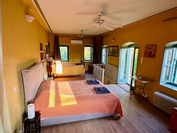 غرفة نوم 5 - 1 سرير مزدوج بحجم كبير وسرير مزدوج صغير (120 سم)