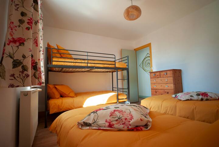 dormitorio con 4 camas individuales ( 2 literas y 2 camas individuales)
