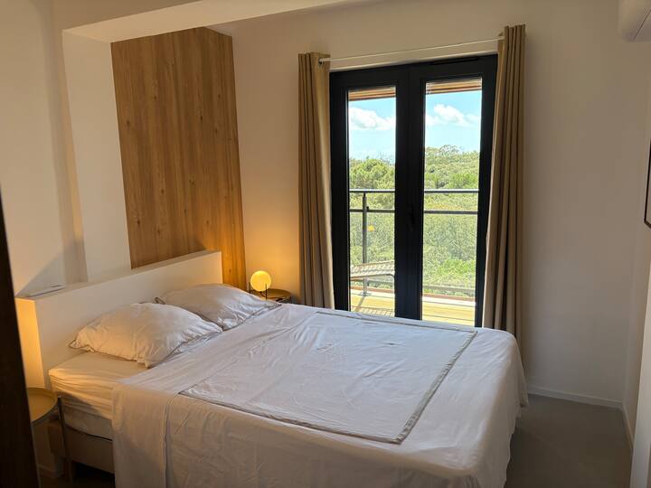 主卧双人床-私人露台-海景和马基斯景观 