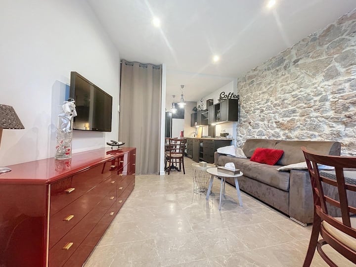 تحتوي غرفة المعيشة على سرير أريكة مريح يعمل كأريكة مريحة أثناء النهار وسرير مزدوج في الليل.