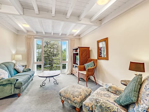 Peaceful 2-Bedroom Retreat with Harbour Outlook