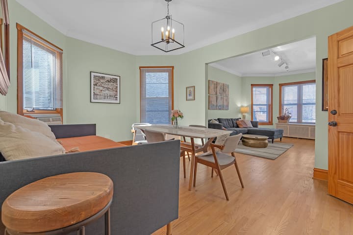 Lovely Apartment With Parking - Chicago, IL