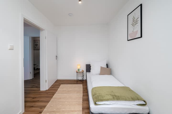 La espaciosa habitación individual da espacio para dispersarse y llegar. Una vez más, hay un perchero. Si llegas con niños, esta sería una buena habitación para uno o los más pequeños para poder vigilarla si es necesario.