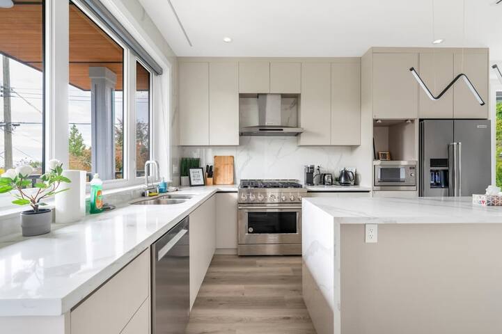 Elegant Getaway in Vancouver’s Vibrant West Side gallery image 2