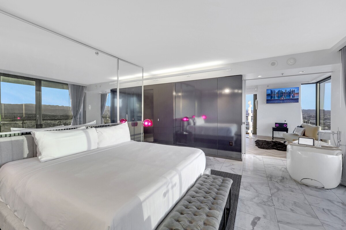 51 FLR 1BR Suite, Strip View, Pool table, Sleeps 6