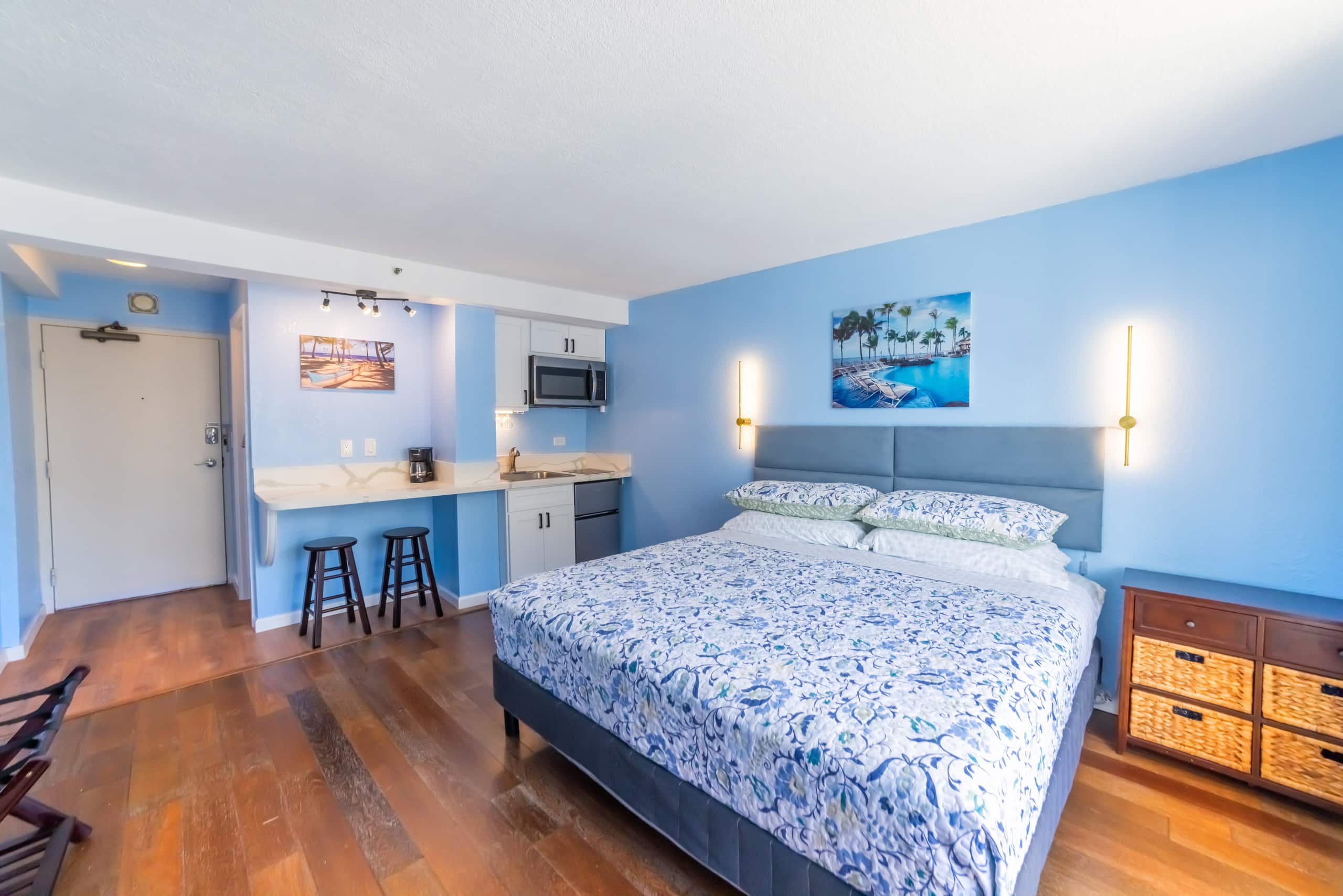 Condo in Honolulu · ★4.92 · Studio · 1 bed · 1 private bath - Image 15