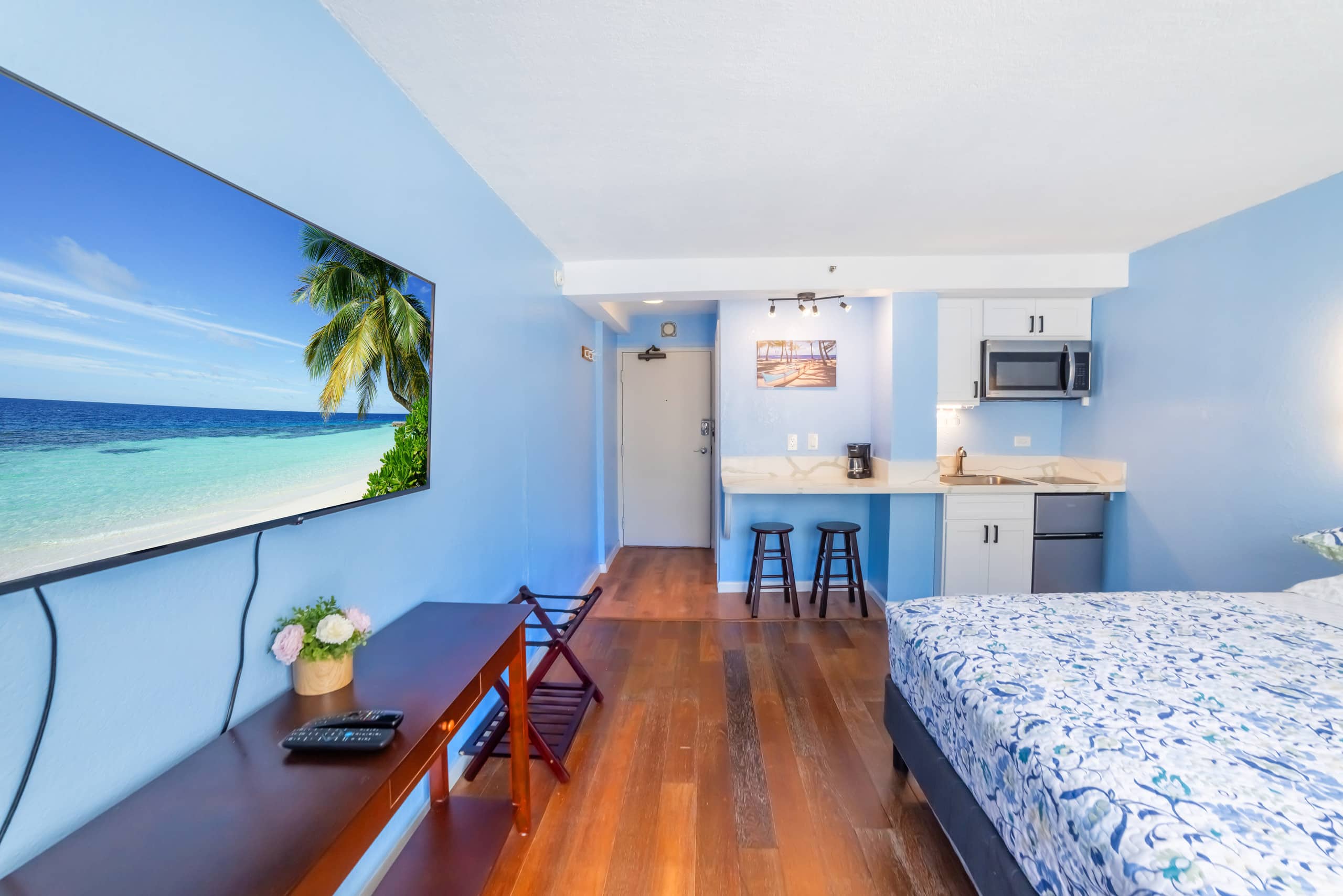 Condo in Honolulu · ★4.92 · Studio · 1 bed · 1 private bath - Image 17