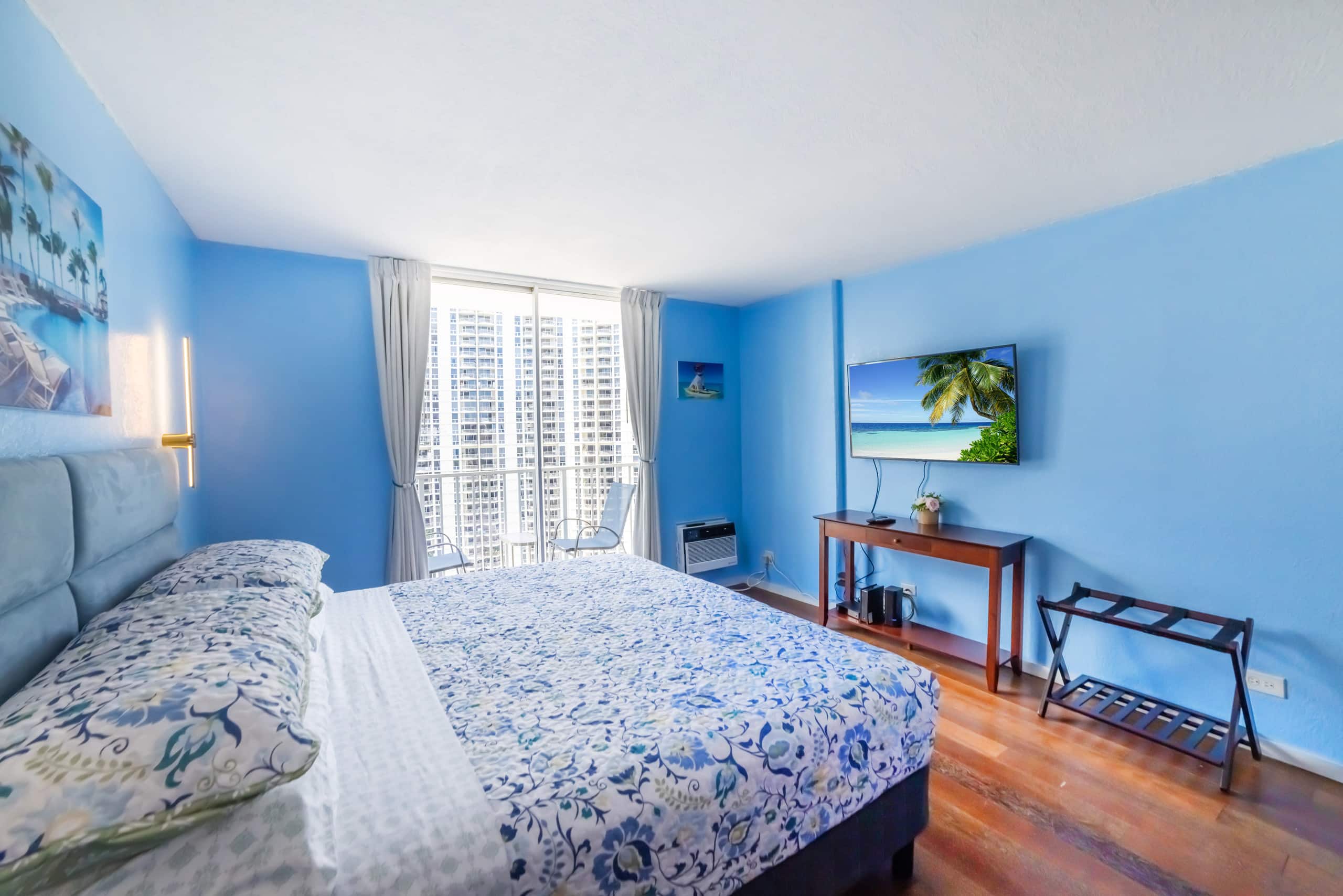 Condo in Honolulu · ★4.92 · Studio · 1 bed · 1 private bath - Image 11