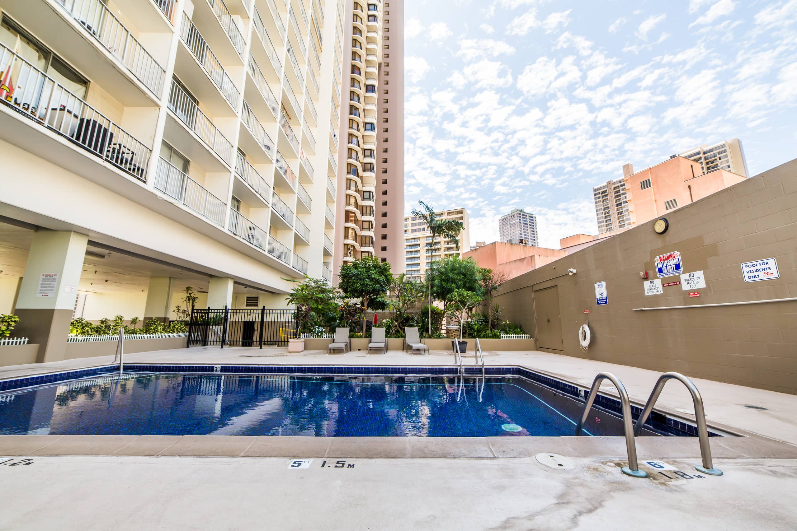 Condo in Honolulu · ★4.92 · Studio · 1 bed · 1 private bath - Image 25