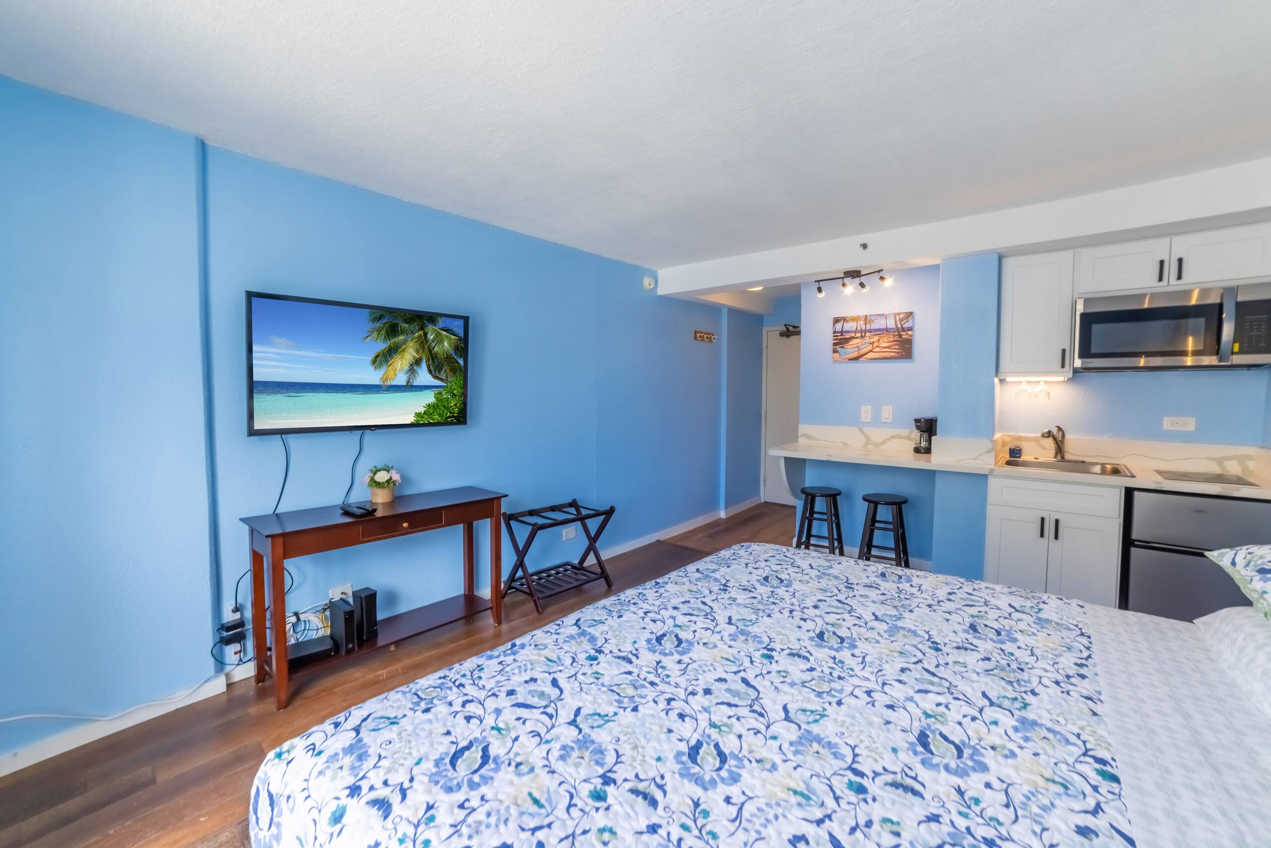 Condo in Honolulu · ★4.92 · Studio · 1 bed · 1 private bath - Image 18