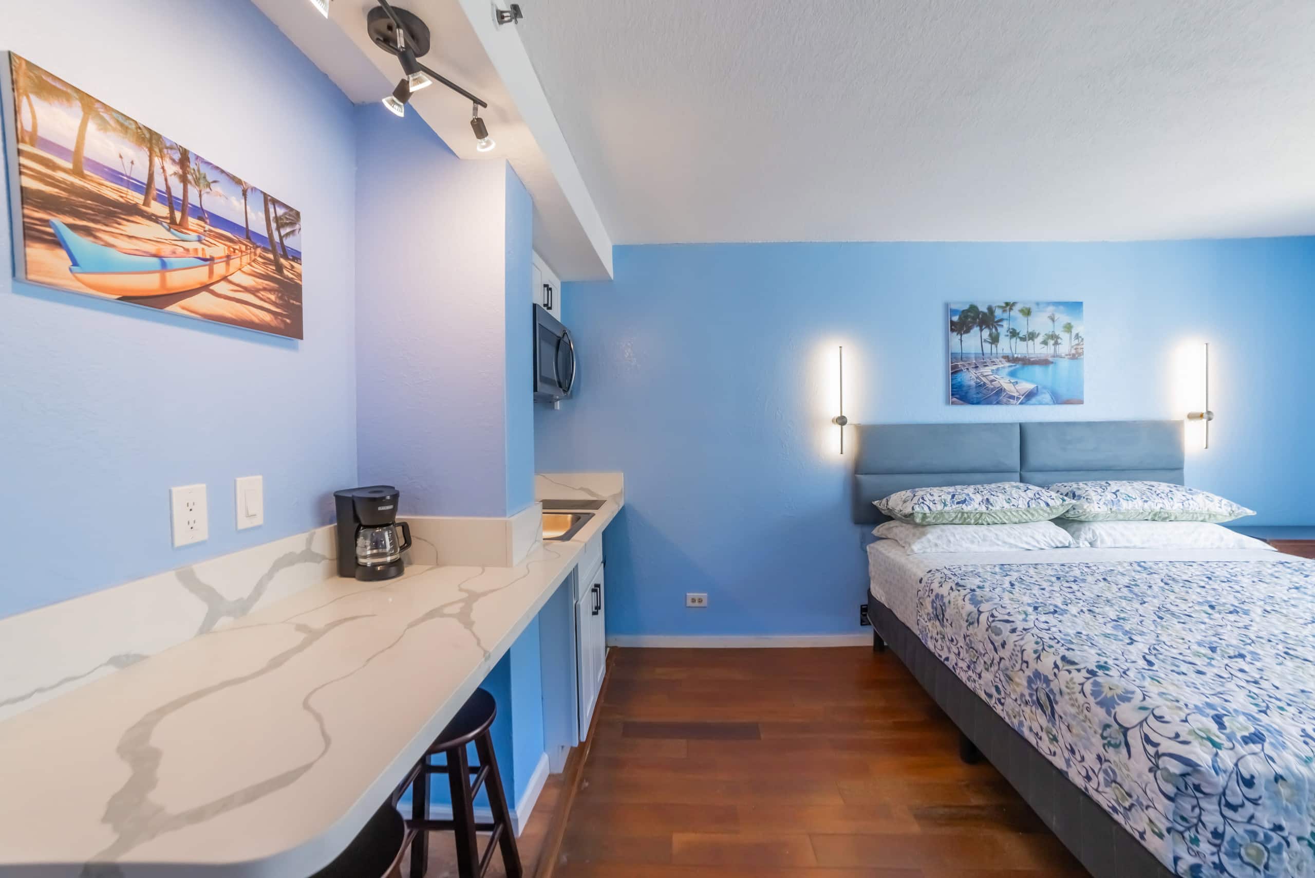 Condo in Honolulu · ★4.92 · Studio · 1 bed · 1 private bath - Image 12