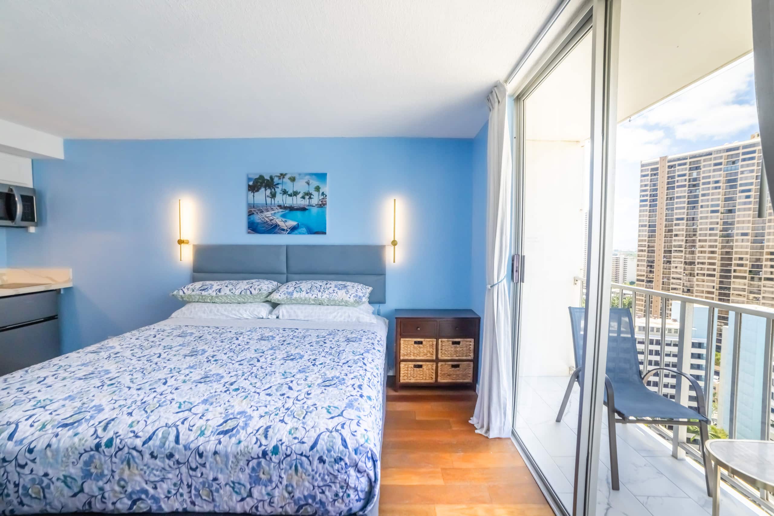 Condo in Honolulu · ★4.92 · Studio · 1 bed · 1 private bath - Image 16
