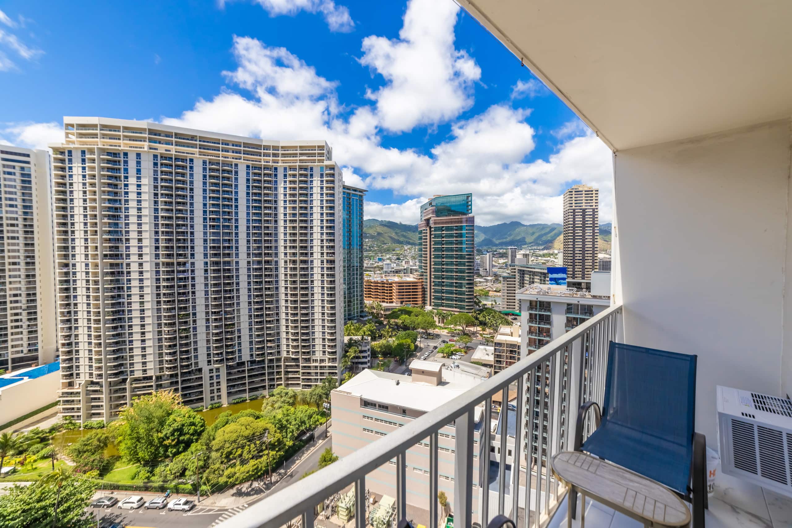 Condo in Honolulu · ★4.92 · Studio · 1 bed · 1 private bath - Image 8