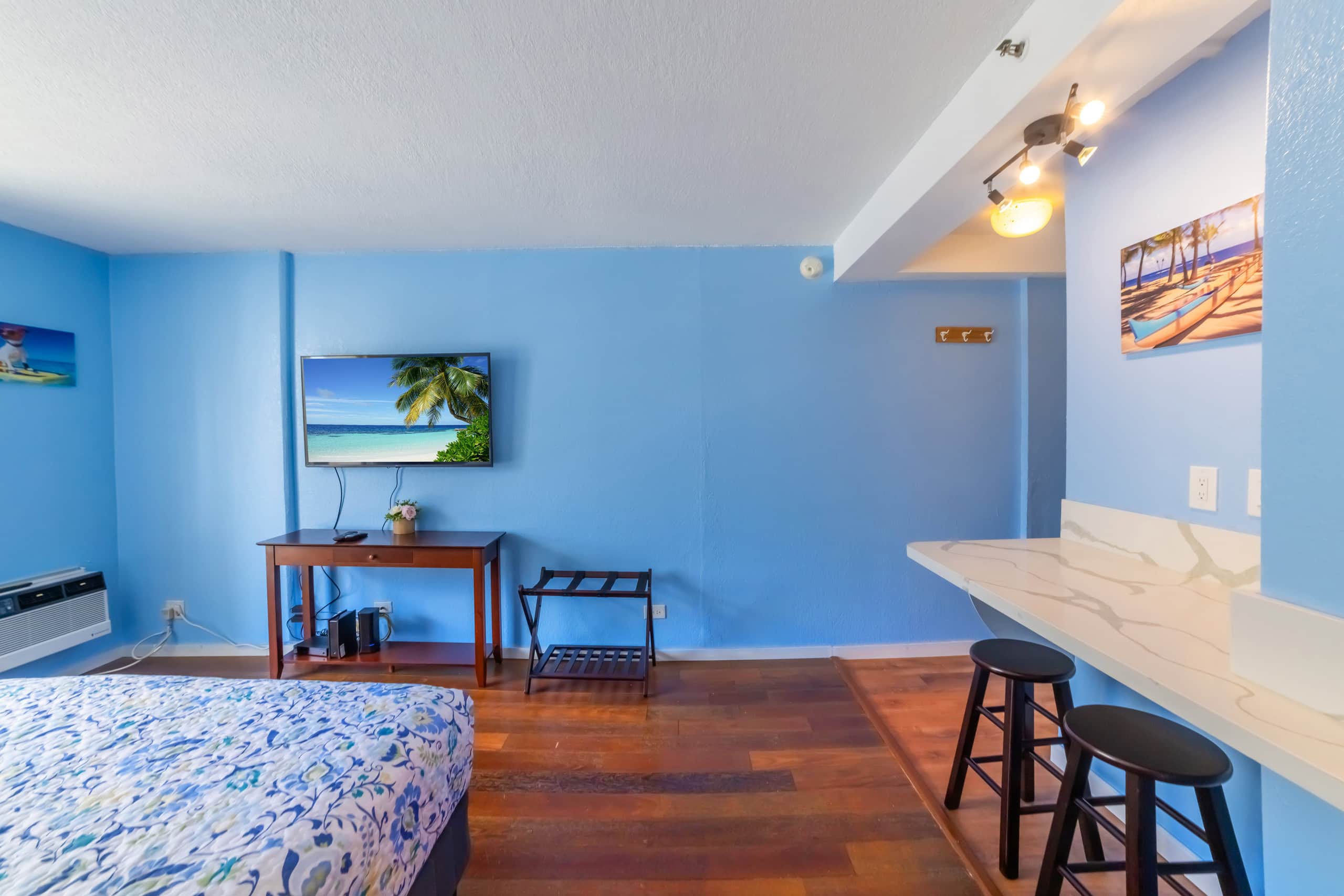 Condo in Honolulu · ★4.92 · Studio · 1 bed · 1 private bath - Image 19