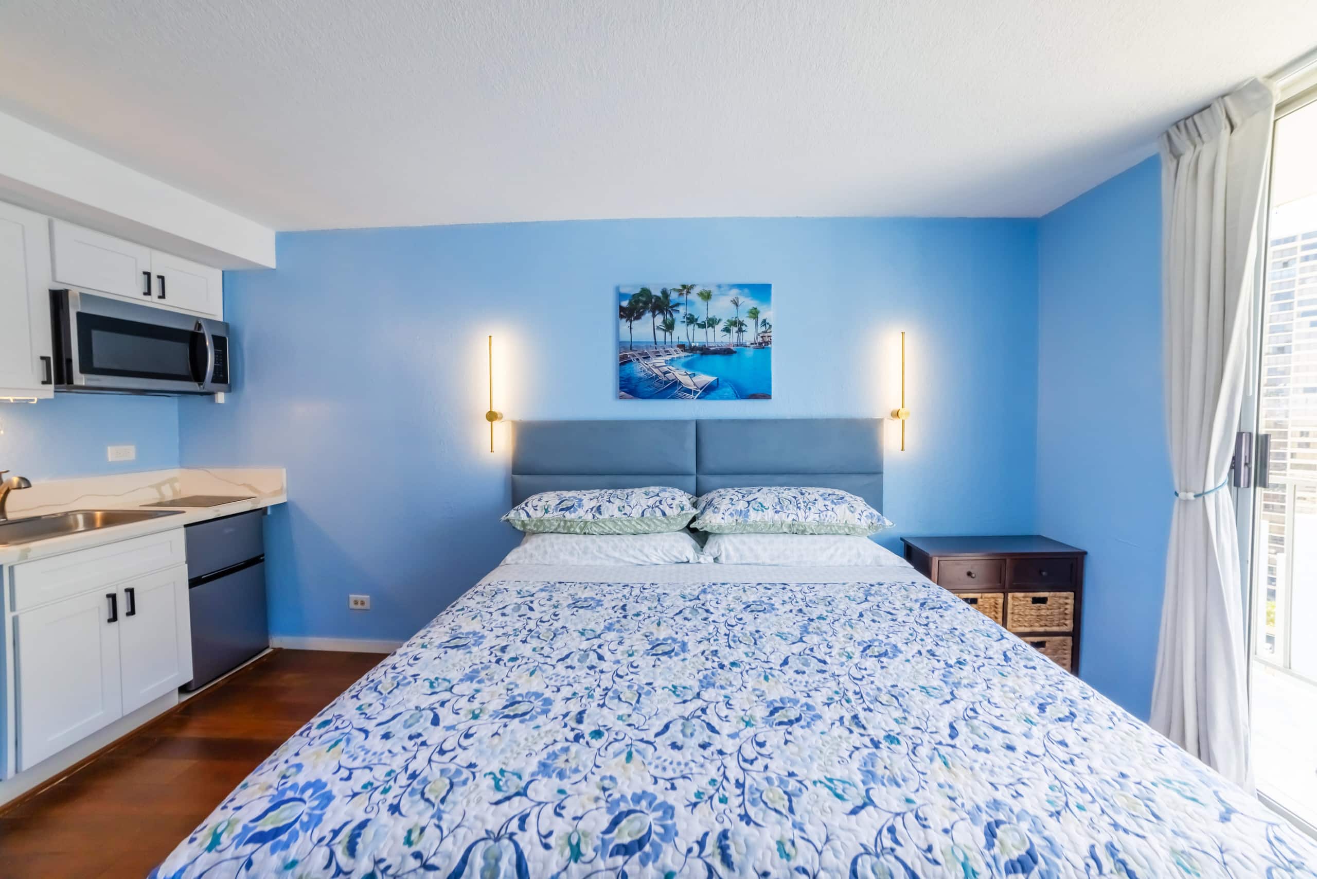 Condo in Honolulu · ★4.92 · Studio · 1 bed · 1 private bath - Image 13