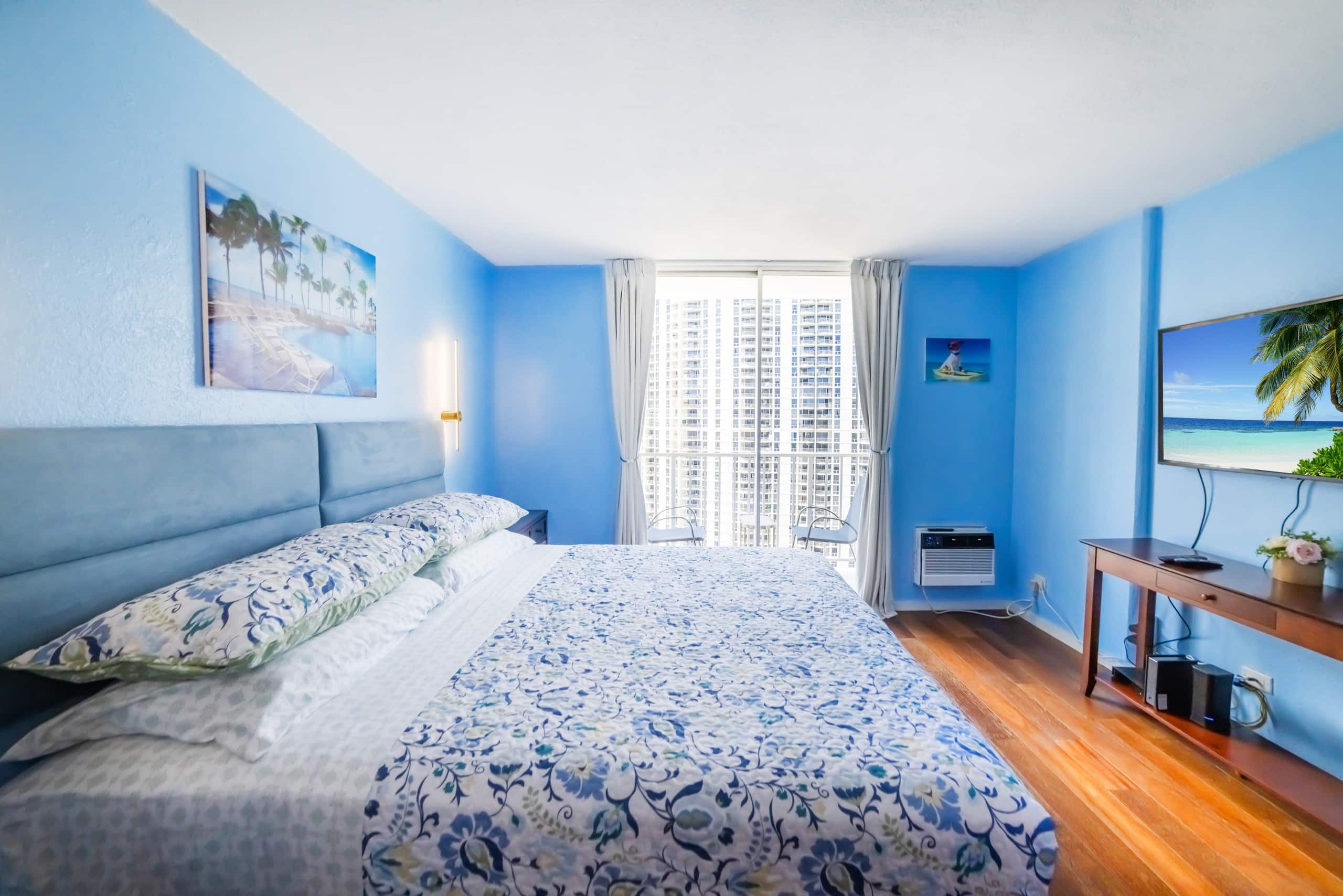 Condo in Honolulu · ★4.92 · Studio · 1 bed · 1 private bath - Image 10
