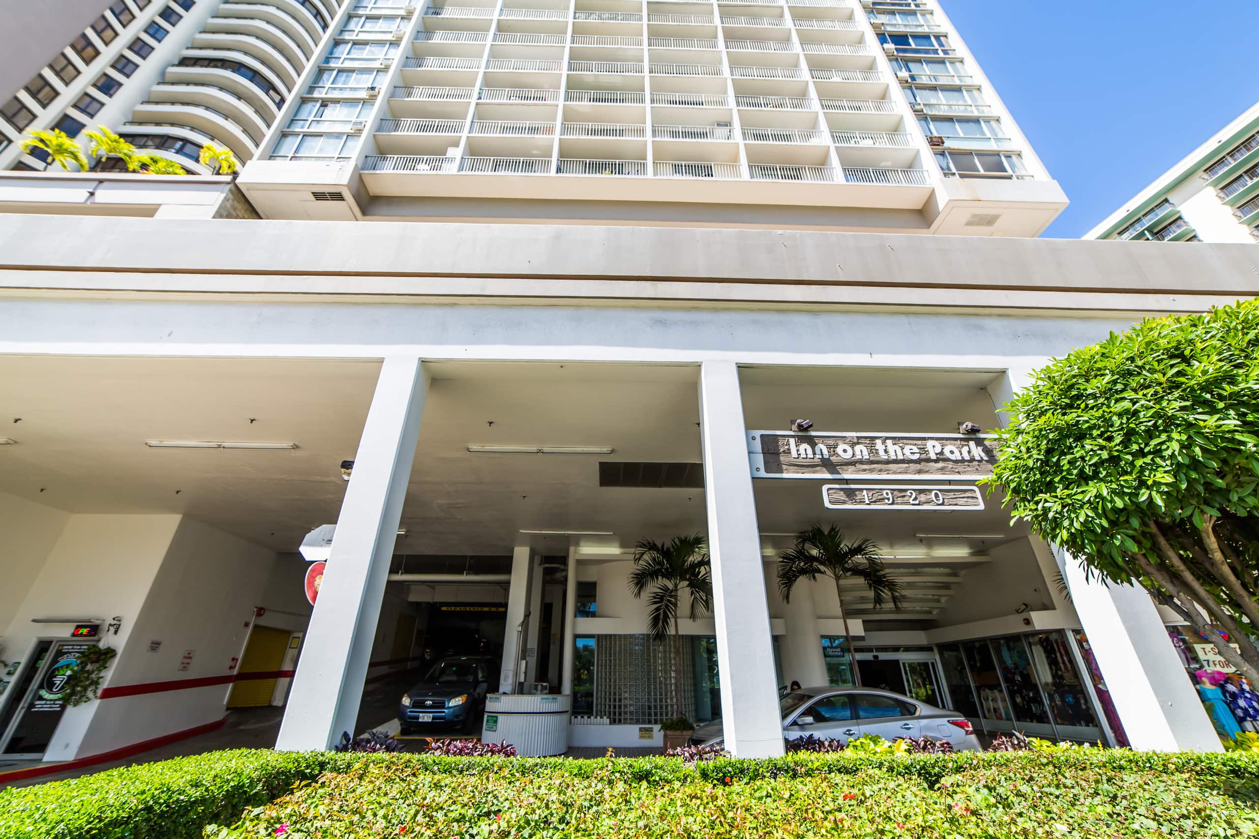 Condo in Honolulu · ★4.92 · Studio · 1 bed · 1 private bath - Image 6