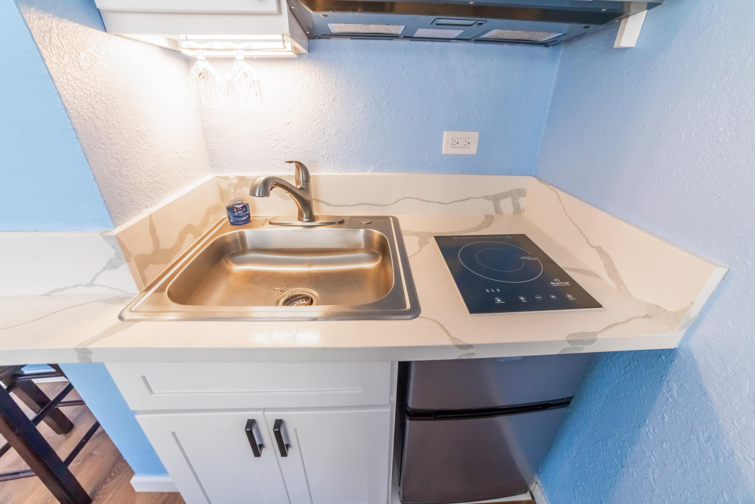 Condo in Honolulu · ★4.92 · Studio · 1 bed · 1 private bath - Image 28